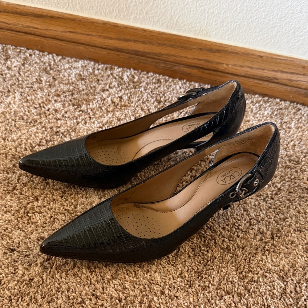 Circa Joan & David Women's Black Patent Slingback Pointed-Toe Pumps - Picture 3 of 6